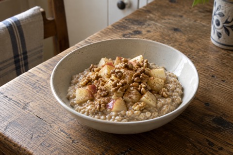 Apple and walnut oats