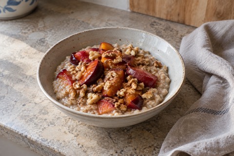 Plum and cinnamon oats